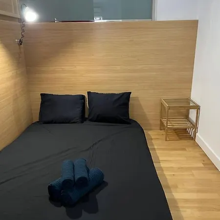 Japanese Style 9 Person Flat, Close To Alhambra *