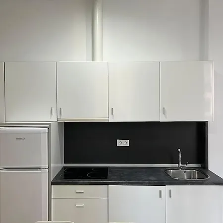 Japanese Style 9 Person Flat, Close To Alhambra Apartment