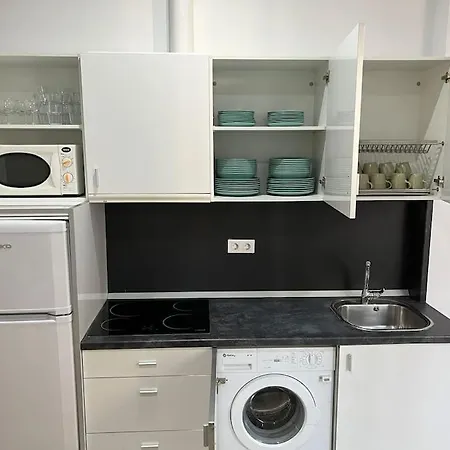 Japanese Style 9 Person Flat, Close To Alhambra Apartment *