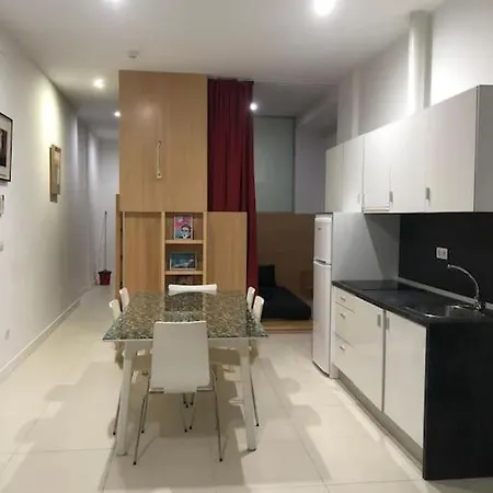 Japanese Style 9 Person Flat, Close To Alhambra