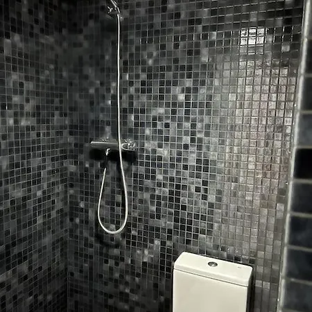 Japanese Style 9 Person Flat, Close To Alhambra *