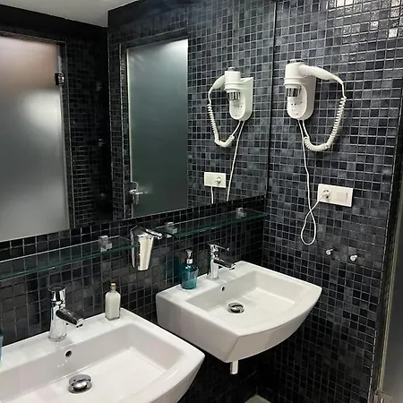 Japanese Style 9 Person Flat, Close To Alhambra * Granada